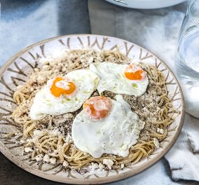 Η Αργυρώ Μπαρμπαρίγου μας ετοιμάζει: Παραδοσιακή τσουχτή Μάνης -  Μακαρόνια με μυζήθρα, καμμένο βούτυρο & τηγανητό αυγό