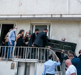 Συγκλονιστικές οι εικόνες έξω από το σπίτι του Μίκη Θεοδωράκη: Βουβός ο πόνος - Με χειροκροτήματα τον αποχαιρέτησαν συγγενείς & φίλοι 