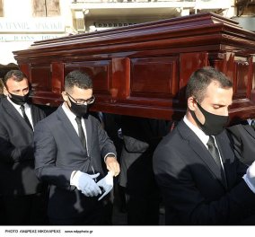 Live η κηδεία του Μίκη Θεοδωράκη: Σε λίγο η γη της Κρήτης θα τον κρατάει για πάντα στην αγκαλιά της (βίντεο)