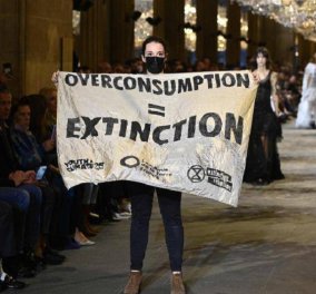 "Χαμός" στο ντεφιλέ του Louis Vuitton στο Παρίσι: Ακτιβίστρια εισέβαλλε στην επίδειξη & περπάτησε με πανό στην πασαρέλα - "Άφωνοι" οι διάσημοι προσκεκλημένοι (φώτο-βίντεο)