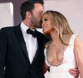 Η ζωή είναι ωραία για τον Ben Affleck και την Jennifer Lopez: Νέα red carpet εμφάνιση - τα φιλιά στο στόμα, οι αγκαλιές (φωτό & βίντεο)