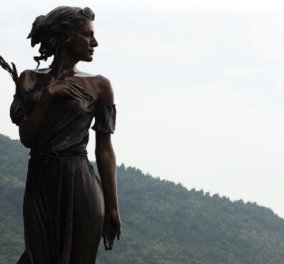 Αυτό το άγαλμα είναι σούπερ σέξι & προκαλεί σάλο στην Ιταλία: Τι αναπαριστά η λυγερόκορμη Ιταλίδα, τι λέει ο γλύπτης (φωτό)