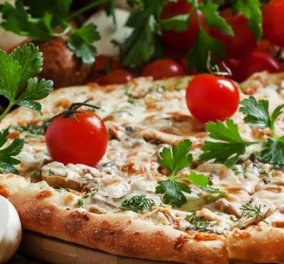 Ο Δημήτρης Σκαρμούτσος μας κακομαθαίνει: Απολαυστική η πίτσα με κοτόπουλο μανιτάρια & ντομάτα  