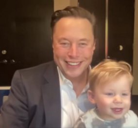 Ο Elon Musk με τον γιο αγκαλιά σε παρουσίαση της Space X: Ο 18 μηνών X AE A-Xii έκλεψε την παράσταση (βίντεο)