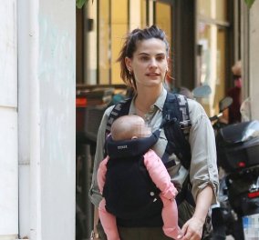 Χριστίνα Μπόμπα: Για βόλτα με τα μωράκια της στην Αθήνα - Το street style look που επέλεξε (φωτό) 