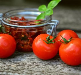 Αργυρώ Μπαρμπαρίγου: Συντήρηση ντομάτας σε βάζο και κατάψυξη - όσα πρέπει να γνωρίζετε 