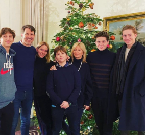 Ο πρίγκιπας Παύλος ανέβηκε στη σκάλα και στολίζει το χριστουγεννιάτικο δέντρο της οικογένειας - Ποιος τον βοήθησε (βίντεο) 