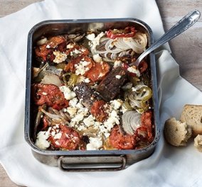 Αργυρώ Μπαρμπαρίγου: Μοσχάρι με λαχανικά και φέτα στο φούρνο - ένα πεντανόστιμο πιάτο