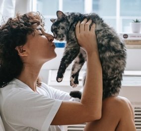 3 τρόποι να χτίσεις μια καλύτερη σχέση με τη γάτα σου - ρουτίνα, σωστή διατροφή και πολύ παιχνίδι