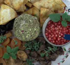 Άκης Πετρετζίκης: Μπάλα τυριού με ξηρούς καρπούς - Το τέλειο ορεκτικό για το Χριστουγεννιάτικο τραπέζι