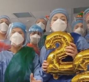 Πρωτοχρονιά σε ΜΕΘ covid: Έτσι υποδέχτηκαν το 2022 γιατροί & νοσηλευτές - στην πρώτη γραμμή (βίντεο)
