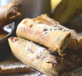 Ο Γιάννης Λουκάκος μας φτιάχνει γλυκά spring rolls - Mε μπανάνα & σοκολάτα (βίντεο)