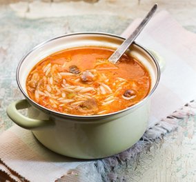 Αργυρώ Μπαρμπαρίγου: Κρεατόσουπα με κριθάρακι - Mια θρεπτική παριανή συνταγή