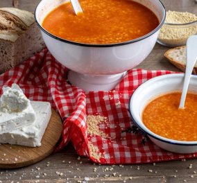 Αργυρώ Μπαρμπαρίγου: Κοκκινιστός τραχανάς σούπα με ντομάτα - Σερβίρετέ τον με φέτα ή μια κουταλιά γιαούρτι για απόλαυση μοναδική