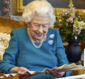 Βασίλισσα Ελισάβετ - 70 χρόνια στο θρόνο: Χαμογελαστή ανοίγει τις κάρτες της - η γλυκιά στιγμή με το σκυλάκι της (φωτό & βίντεο)