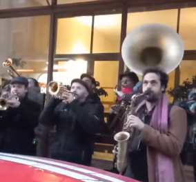 To Good News της ημέρας: Oλόκληρη μπάντα παίζει μουσική στην φίλη τους - Βγαίνει από το το νοσοκομείο μετά από μακρά ασθένεια (βίντεο)