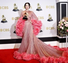Grammy's 2022: Οι καλύτερες red carpet εμφανίσεις - ροζ οπτασία η St. Vincent, εντυπωσιακή η Dua Lipa (φωτό & βίντεο)