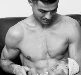 Ο θεός της μπάλας και η γλυκιά ματιά στη νεογέννητη κόρη του - Ο Cristiano Ronaldo κρατά τρυφερά την μπέμπα (φωτό)