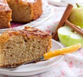 Δημήτρης Σκαρμούτσος: Κέικ με μήλο και ελαιόλαδο - μια εύκολη και πολύ νόστιμη πρόταση