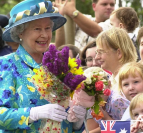 Μια ματιά στο μοναδικό στυλ της βασίλισσας Ελισάβετ - Έντονα χρώματα, ασορτί καπέλα, γάντια, ομπρέλες & ανεκτίμητης αξίας κοσμήματα