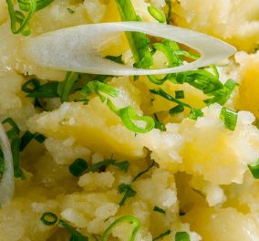 Γιάννης Λουκάκος: «Σπαστές» πατάτες με σκόρδο – Εύκολη & καλοκαιρινή συνταγή