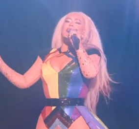 ''Αγκαλιάστε την σεξουαλικότητά σας'': Η Christina Aguilera με strap- on στο Pride του Λος Άντζελες (βίντεο)