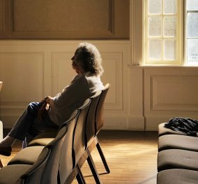 Έρευνα: Η κοινωνική απομόνωση οδηγεί σε άνοια - Οι συγγενείς και οι φίλοι κάνουν καλό