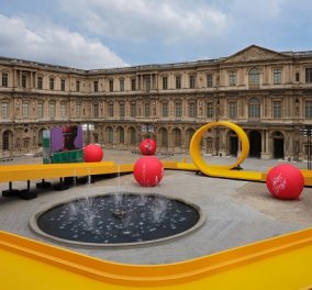 Η Louis Vuitton έκανε το όνειρο πραγματικότητα: Μετέτρεψε σε παιδική χαρά το Λούβρο - Η πασαρέλα - τεράστια τσουλήθρα (φωτό & βίντεο)