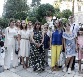Μια ξεχωριστή εκδήλωση στους κήπους του Προεδρικού Μεγάρου - Η ΠτΔ υποδέχτηκε Ουκρανούς που φιλοξενούνται στην Ελλάδα (φωτό)