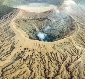 Πόσο μακριά θα φτάνατε για μια selfie; Τουρίστας έπεσε μέσα στον κρατήρα του Βεζούβιου - τώρα έχει μπλεξίματα…