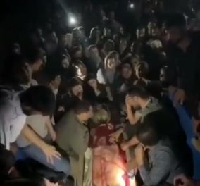 Συγκλονιστικό βίντεο: Θρήνος πάνω από τη σορό 16χρονης που σκοτώθηκε στις διαδηλώσεις στο Ιράν – Πλήθος γυναικών στους δρόμους  