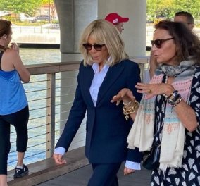 Το chic στη νιοστή: Όταν η Diane von Furstenberg πήρε από το χέρι την Brigitte Macron και έκαναν βόλτα στη Νέα Υόρκη (φωτό)