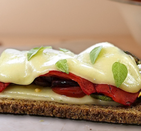 Αργυρώ Μπαρμπαρίγου: Ανοιχτό σάντουιτς με ψητά λαχανικά για τη δουλειά