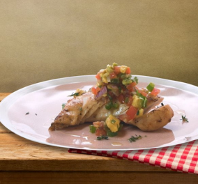 Ο Δημήτρης Σκαρμούτσος προτείνει ένα απίθανο πιάτο – Στήθος κοτόπουλο με σάλτσα αβοκάντο 
