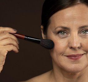 Μυστικά μακιγιάζ για γυναίκες άνω των 40 - από το ρουζ, στις σκιές ματιών και το κραγιόν - «κλειδί» η ενυδάτωση