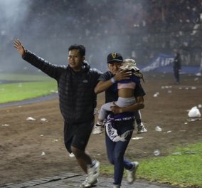 Τραγωδία σε γήπεδο της Ινδονησίας: 174 άνθρωποι σκοτώθηκαν όταν ποδοπατήθηκαν - ο πανικός από τα δακρυγόνα της αστυνομίας (φωτό & βίντεο)