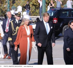Βασιλικό ζεύγος στην Αθήνα: Το κεραμίδι καπέλο της γυναίκας του Ολλανδού πρέσβη, η Μάξιμα μανεκέν, το σικ ταγιέρ της Λίνας Μενδώνη & η στέκα 