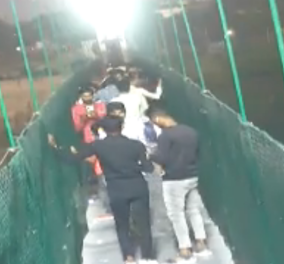 Σοκαριστικό βίντεο: Η στιγμή που καταρρέει η γέφυρα στην Ινδία & χάνουν την ζωή τους 130 άνθρωποι 