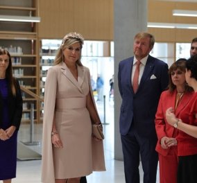 Μας ξετρέλανε η βασίλισσα Μάξιμα: Powder pink cape dress & ανάλογο headpiece - Στα κόκκινα η Προεδρίνα μας (φωτό & βίντεο)