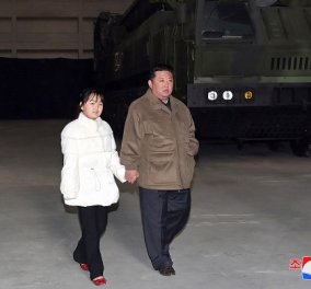 Ο Κιμ Γιονγκ Ουν έδειξε για πρώτη φορά την κόρη του - Πιασμένη χέρι-χέρι με τον μπαμπά της σε εκτόξευση πυραύλου (φωτό & βίντεο)