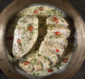 Ο Άκης Πετρετζίκης μας φτιάχνει κοτόπουλο αλά κρεμ με 4 υλικά - Ένα γρήγορο & εύκολο πιάτο! 