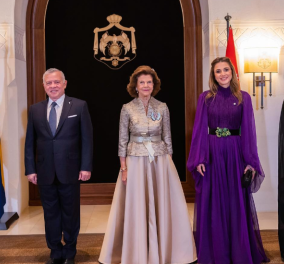 Βασίλισσα Ράνια: Η επιτομή της κομψότητας - Η ονειρική μωβ τουαλέτα & το tailored coat dress με γόβες snakeskin (φωτό)