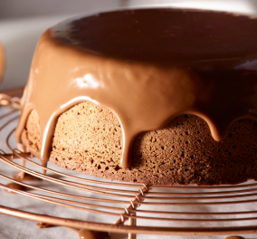 Στέλιος Παρλιάρος:  Υγρό κέικ σοκολάτας με γλάσο - Απλώς δοκιμάστε το, είναι σκέτος πειρασμός!