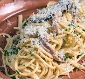 Γιάννης Λουκάκος: Συνταγή για σπαγγέτι καρμπονάρα - μια αυθεντική ιταλική μακαρονάδα στο πιάτο σας (βίντεο)