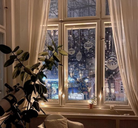 Βάλτε τις τελευταίες χριστουγεννιάτικες πινελιές στα παράθυρά σας: Mοναδικές ιδέες που θα τις ζηλέψουν όλοι! (Φωτό)
