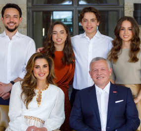 Βασίλισσα Ράνια της Ιορδανίας: Η οικογενειακή φωτογραφία & οι ευχές για το νέο έτος - Τα outfits που επέλεξαν 