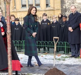 Η πριγκίπισσα Κέιτ με κομψό καρό παλτό και το φτυάρι στα χέρια - Τίμησε τη μνήμη της βασίλισσας Ελισάβετ (φωτό & βίντεο)