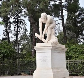Ξυλοθραύστης: Το άγαλμα του Δημήτρη Φιλιππότη που έμεινε 38 χρόνια στο εργαστήριο - Η ιστορία του & οι βανδαλισμοί (φωτό)