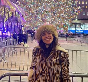 Ναταλία Δραγούμη: Χαμογελαστή με animal print παλτό και γούνινο καπέλο - Στέλνει τις ευχές της από τη Νέα Υόρκη (φωτό)