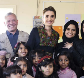 Βασίλισσα Ράνια της Ιορδανίας: Το παραδοσιακό φουστάνι, τα κοσμήματα & το εντυπωσιακό μακιγιάζ - Όπως πάντα κομψή  